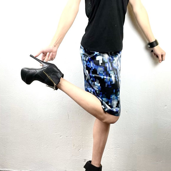 DALIA COLLECTION | 👾 Satin Pixelated Pixels Print Pencil Skirt - Picture 4 of 13